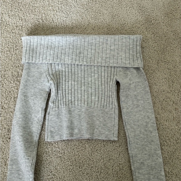Super soft gray long sleeve sweater top - cropped and very stretchy - Picture 3 of 4